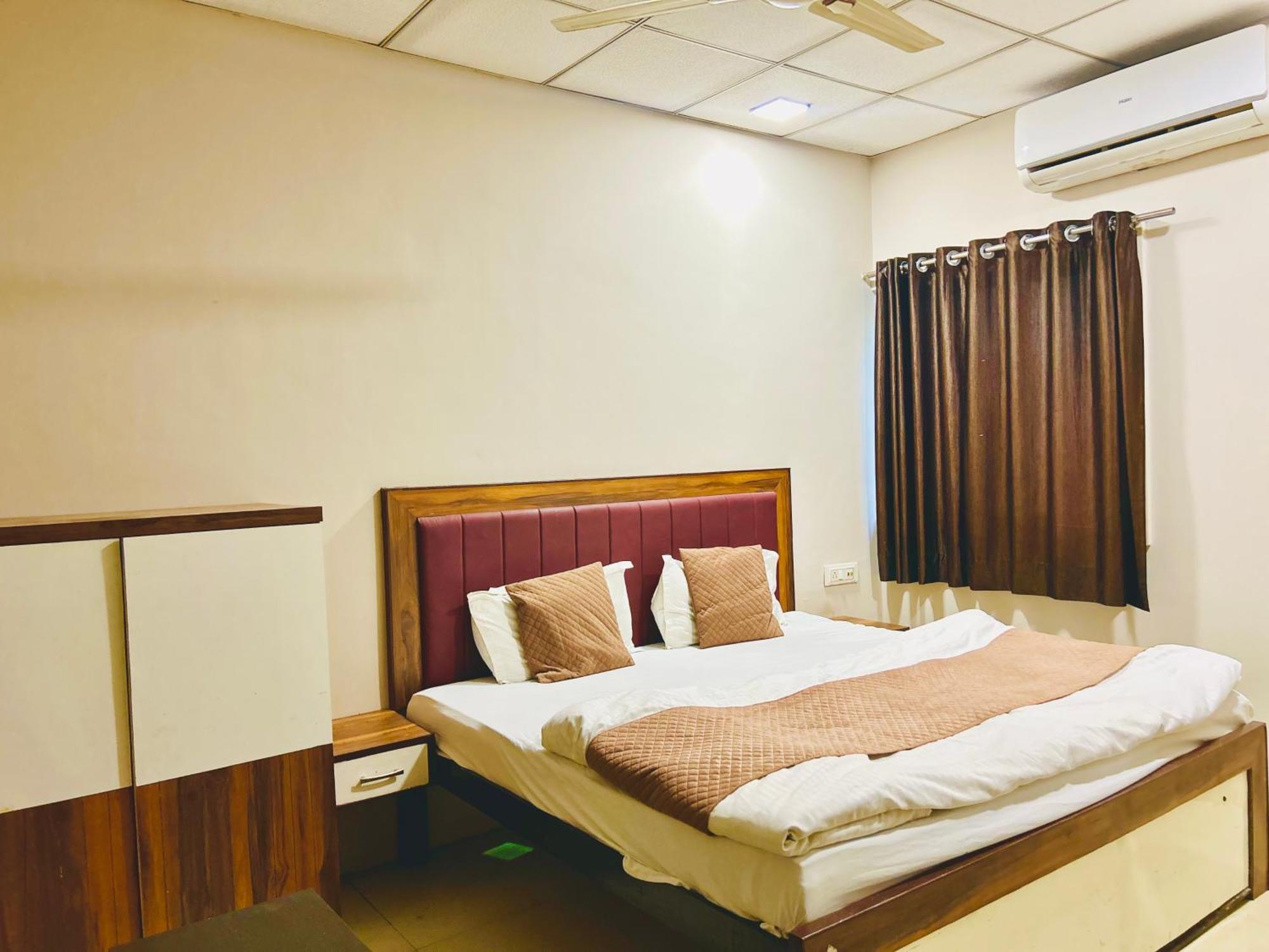 Jagtara Residency Hotel Indaur Kültér fotó
