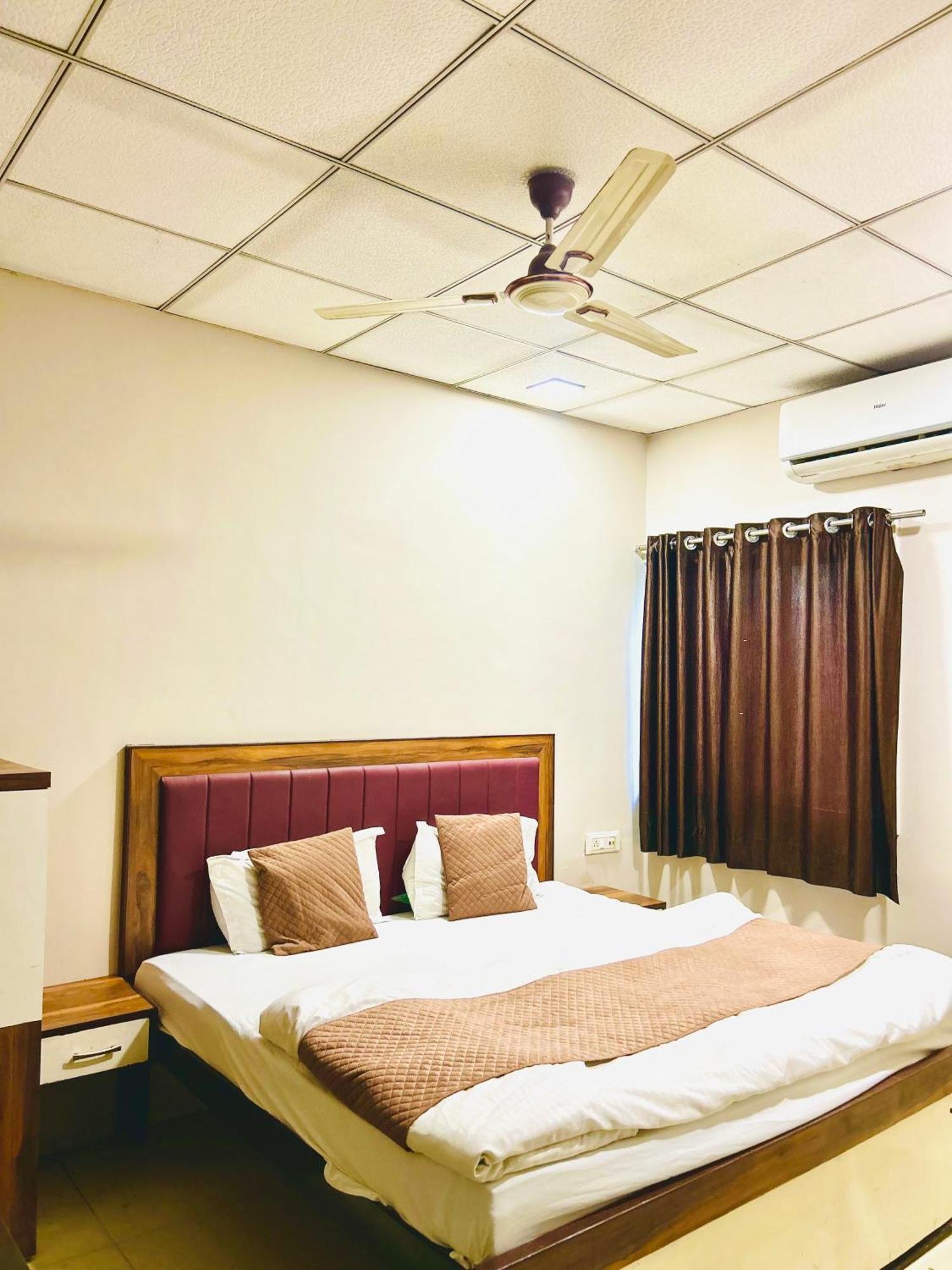 Jagtara Residency Hotel Indaur Kültér fotó